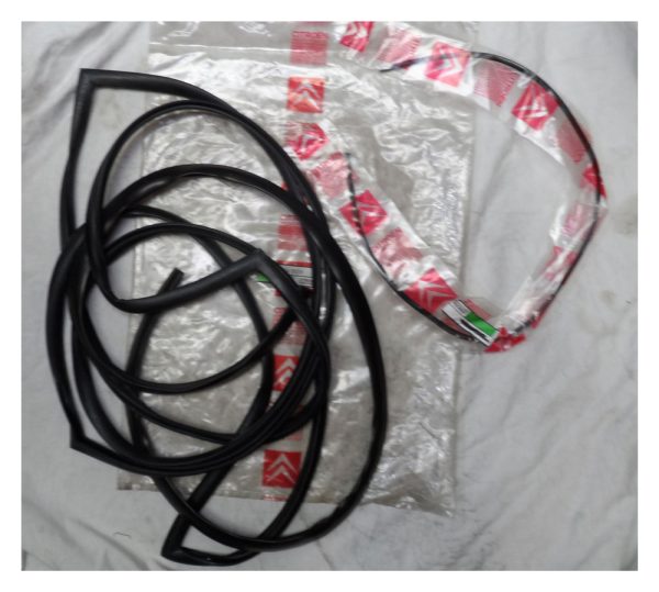 BX Estate Tailgate Glass Seal -95614608