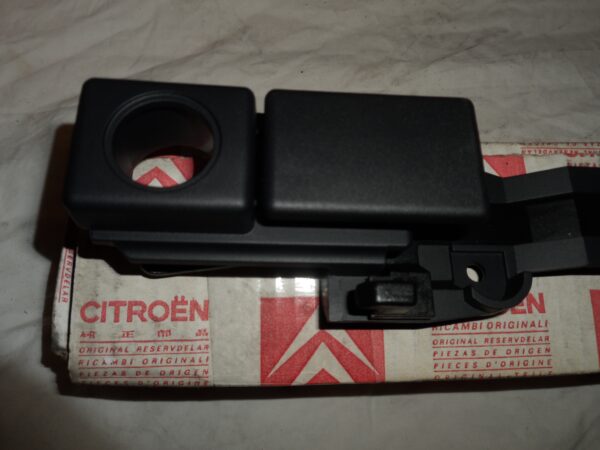 SAM_1083 Citroen XM Glove Box Catch - Part No: 95654109xx