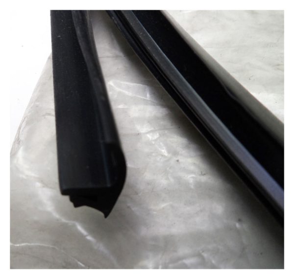 221 BX Front Windscreen seal - 95619450