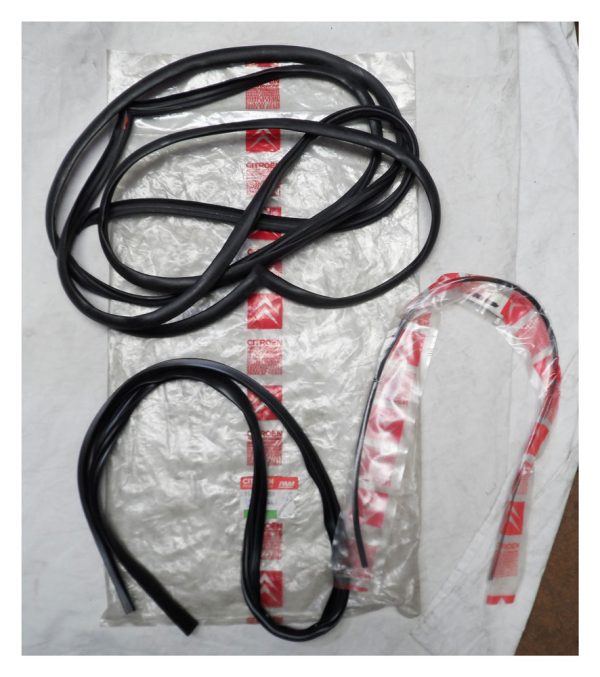 222 BX Front Windscreen seal - 95619450